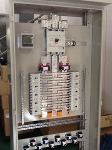 分電盤で組み込まれた主幹ﾊﾞｰと分岐ﾊﾞｰ